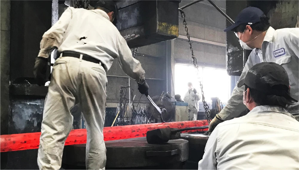 熟練技術者による技術継承・工場でのプレス作業風景