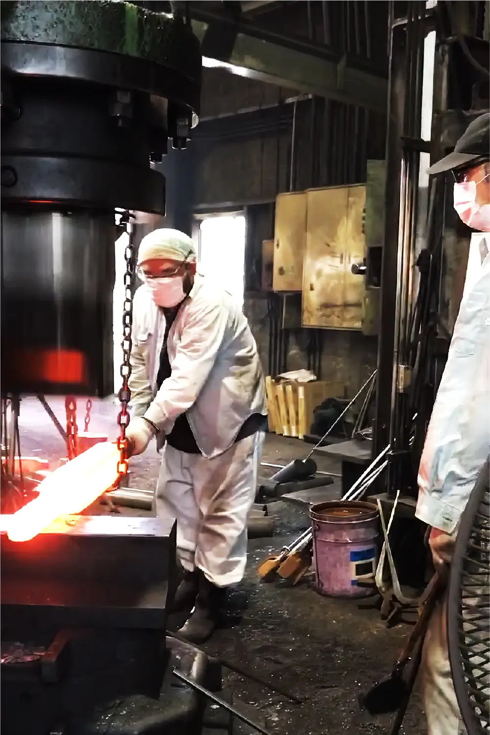 工場でのハンマー作業風景